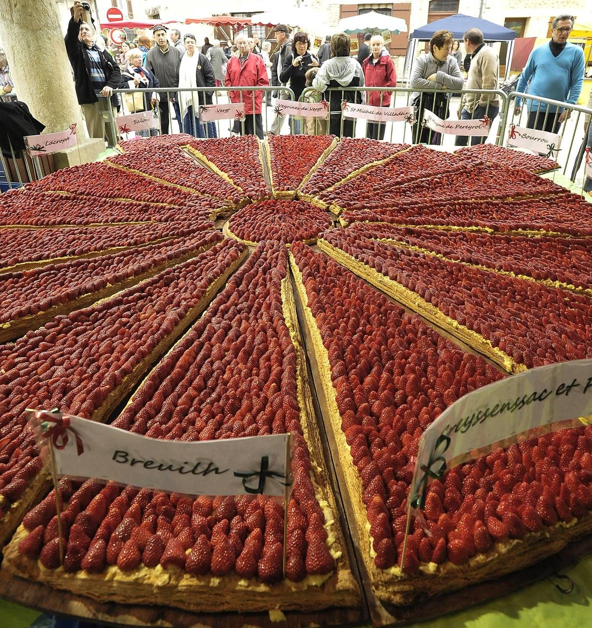 The giant strawberry pie is one of the main attractions of the festival in Vergt.