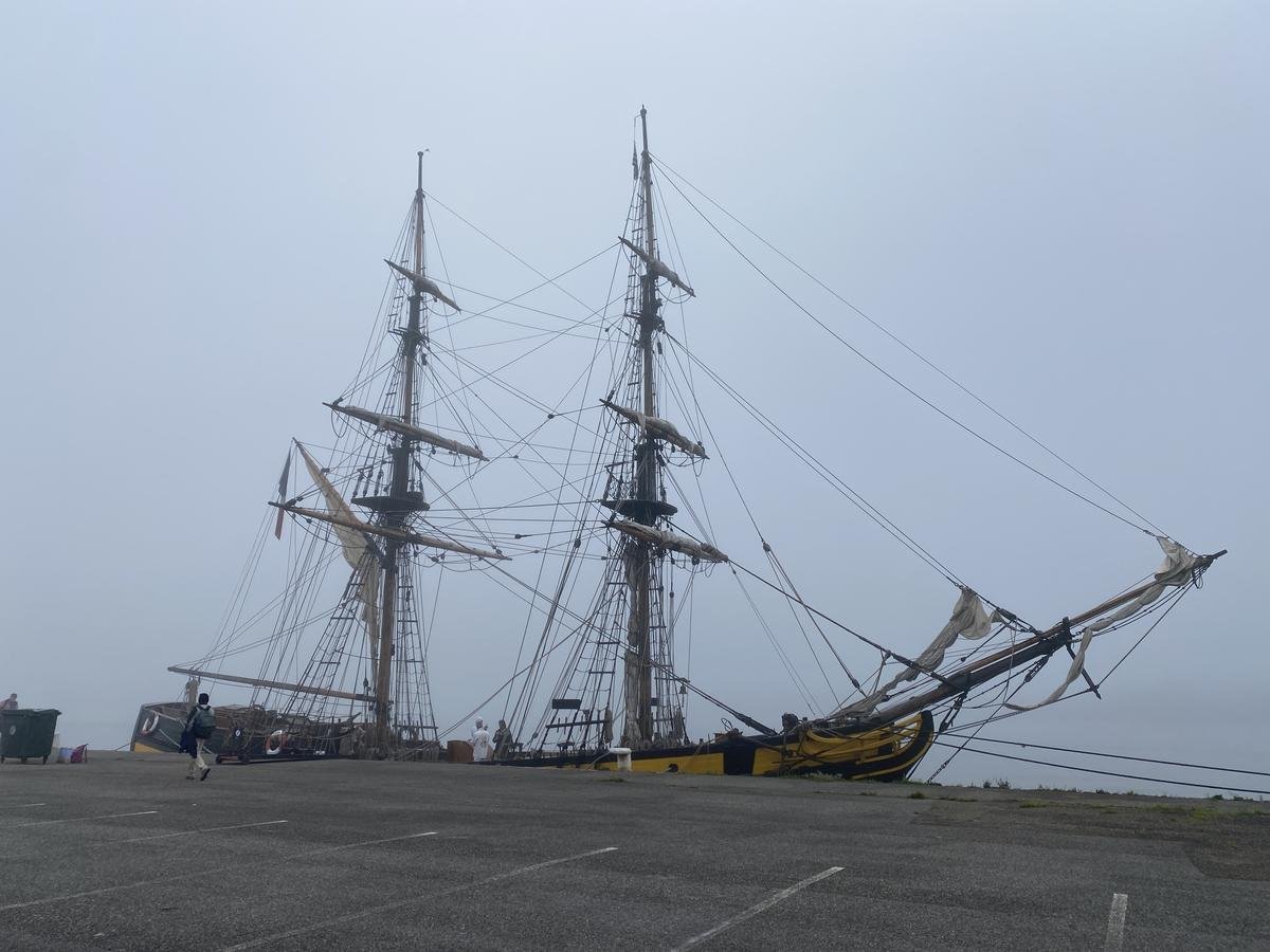 9:30 a.m.: departure from Bayonne that morning in the fog.  The captain of the Danish brig, Jean-Marc Le Forestier, is not delighted with this weather, with the risks it entails.