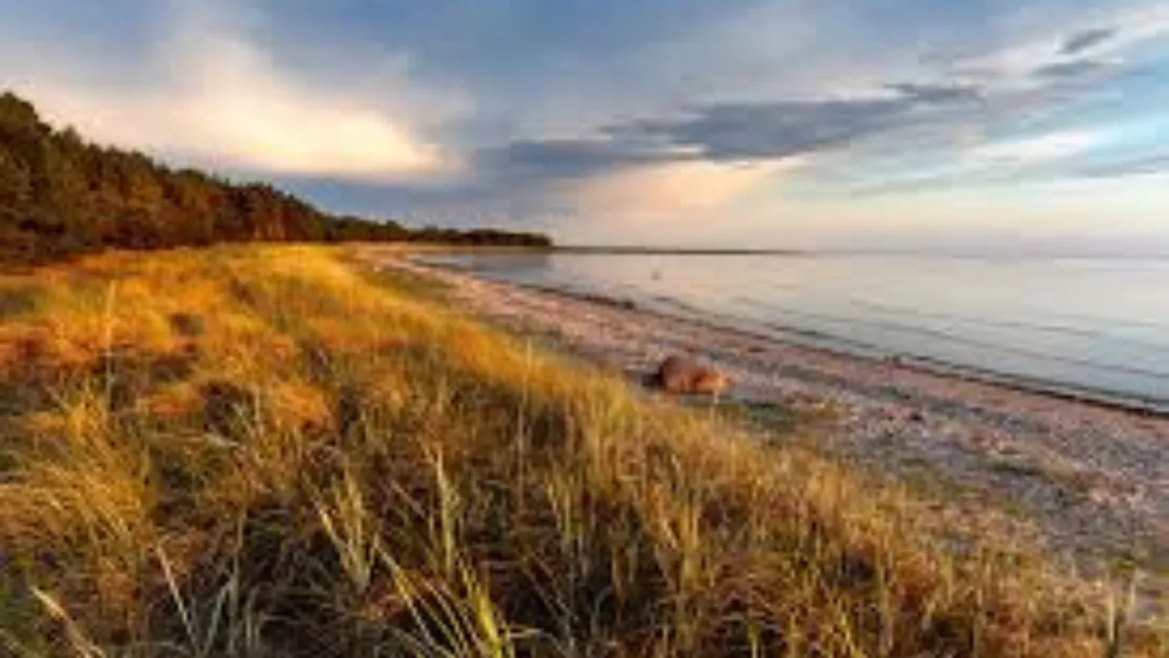 Without asphalt or pollution, this paradise in Europe and its long heavenly beaches are still far from the crowds