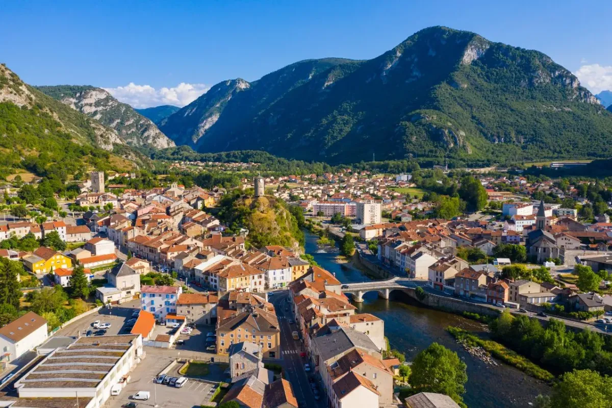 Here are the 4 most welcoming PACA towns in France according to a Booking.com ranking