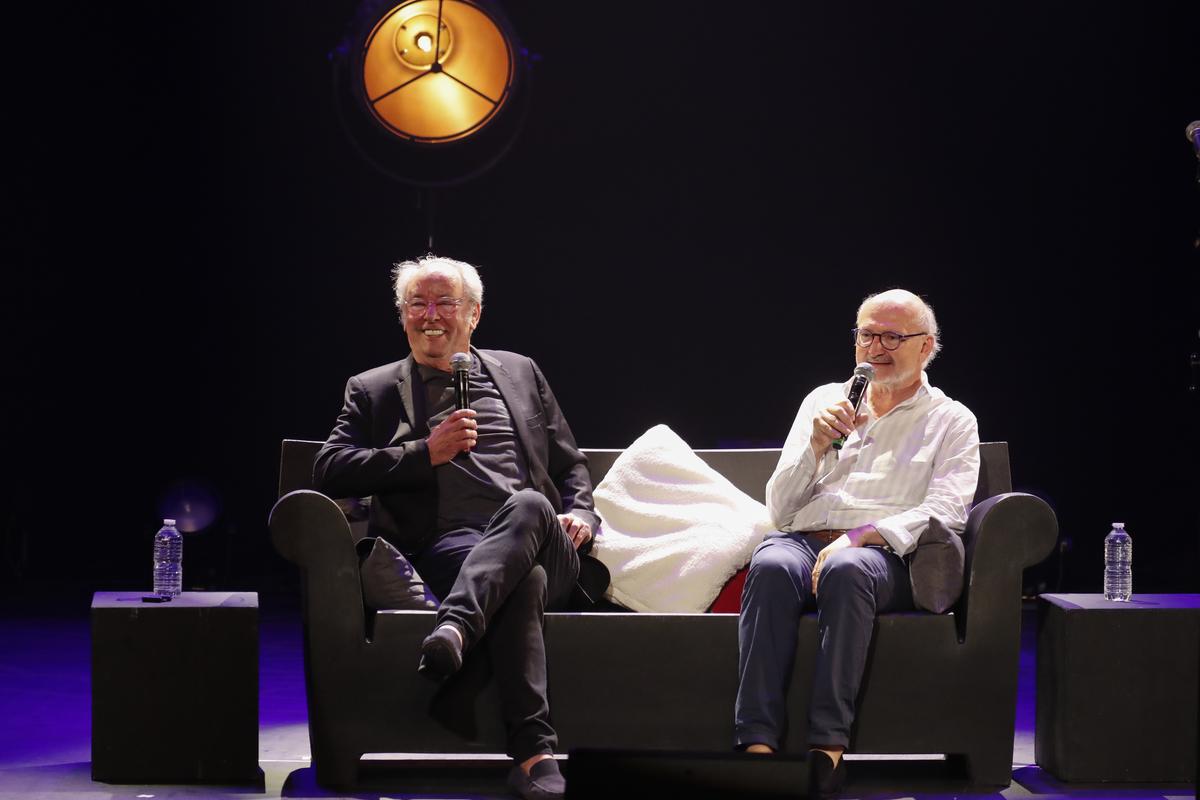 The signature of the Sœurs jumelles festival is indeed the artistic conversations where artists talk about their relationships with image and music, but also share a few anecdotes. Here Maxime Le Forestier interviewed by Éric Fottorino.