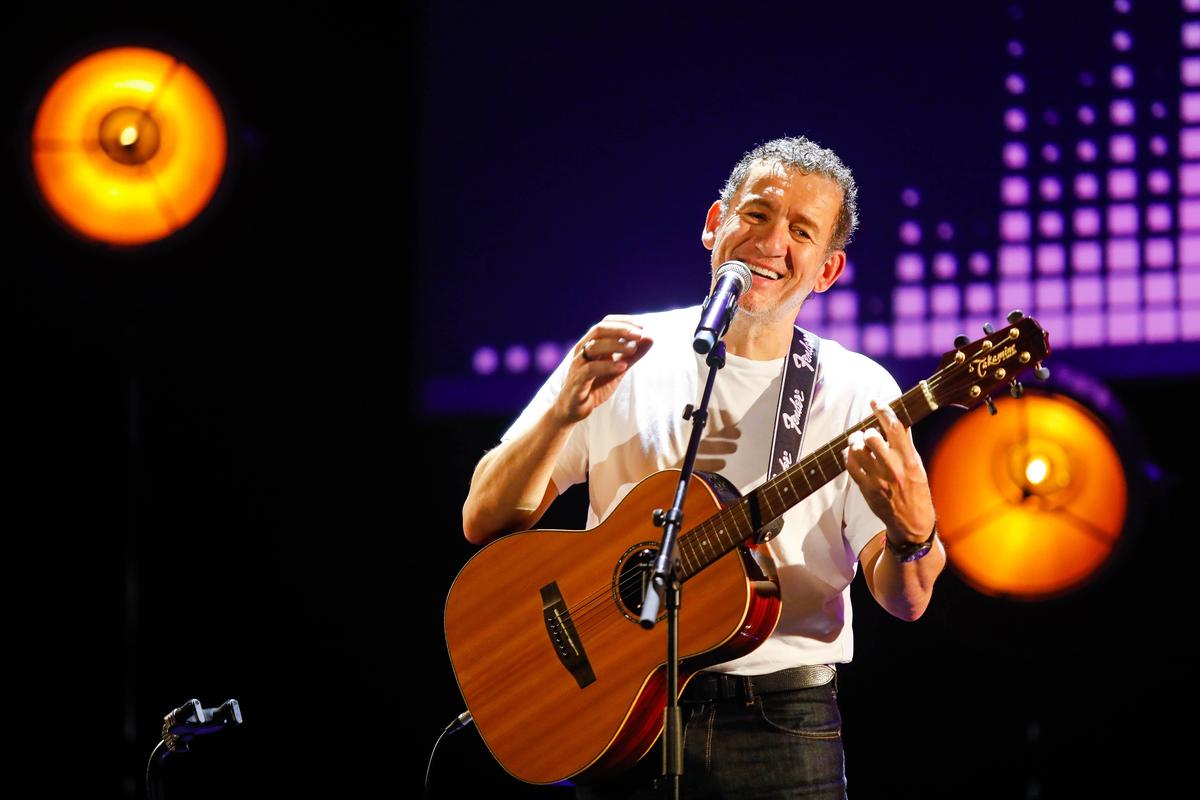 During his artistic meeting, Dany Boon took out his guitar to play a few Raymond Devos tunes.