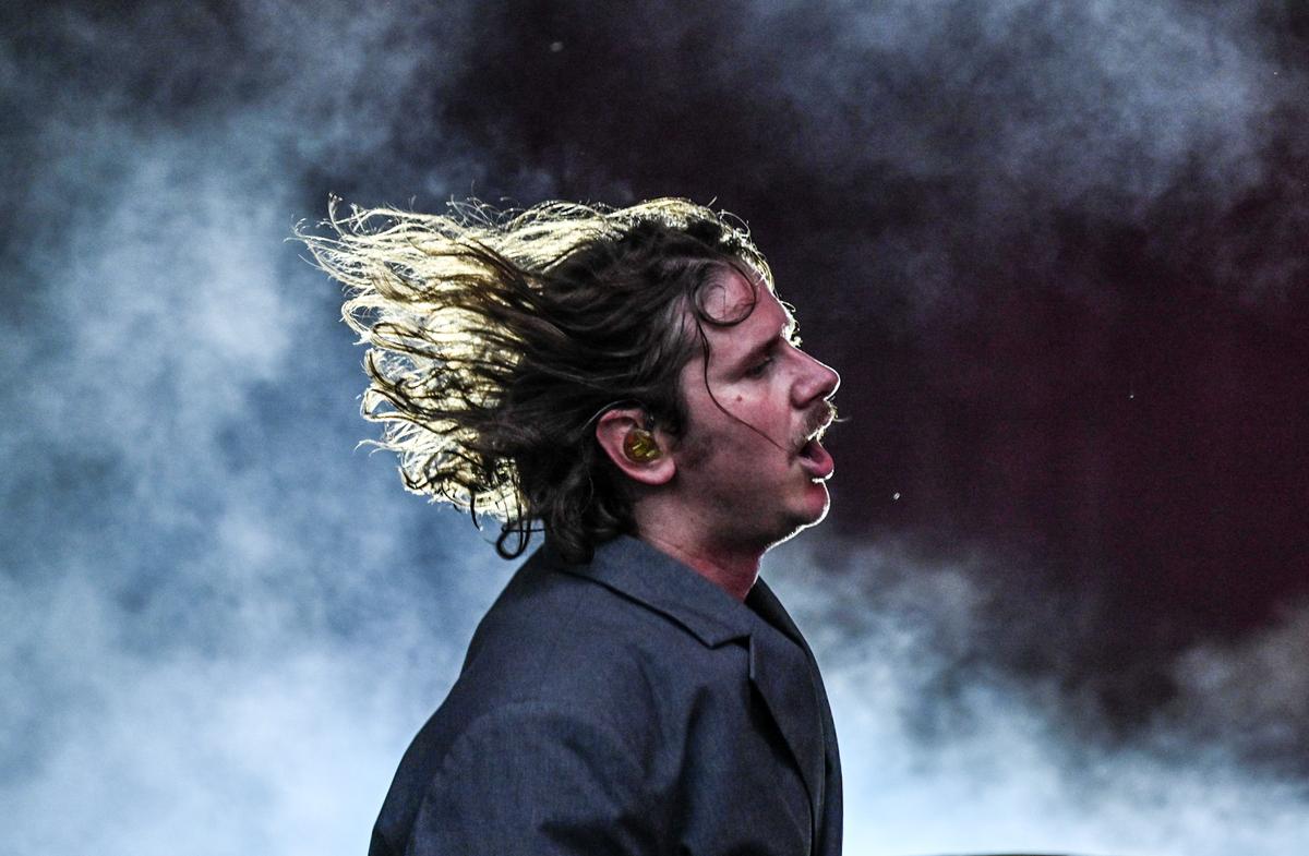 Voyou, with his lanky, big kid look, gave his all for his funny, dreamlike pop concert, just before Daho set the place on fire despite the rain, on Saturday June 29.