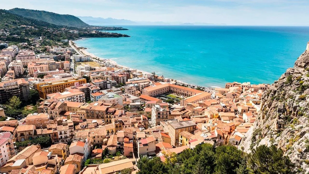 This small village in Sicily, between turquoise waters and picturesque houses, offers breathtaking landscapes