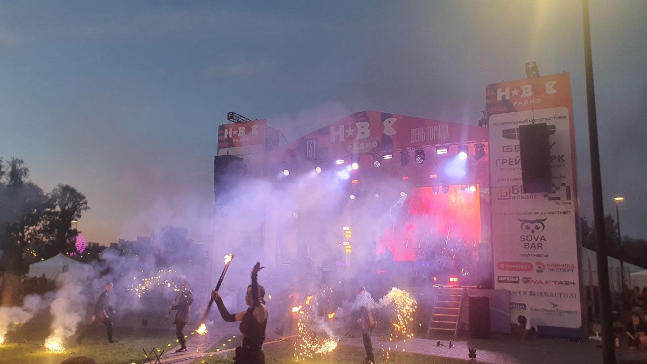 Flamethrowers and burning shoes – how the fire show took place in the Arena Park in Novosibirsk