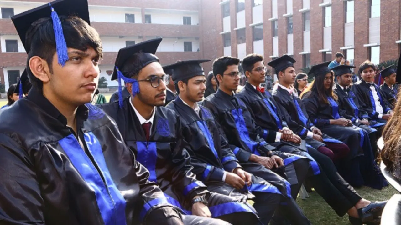 Graduates of the Kalininsky district said goodbye to school